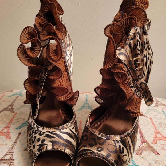 Shoes - Brown heels with ruffles